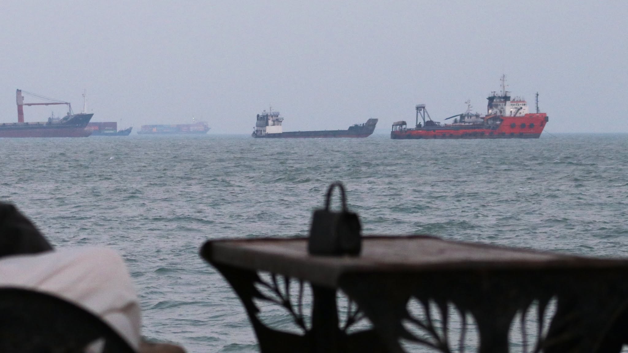 U.S. Expands Strikes Across Iran as Red Sea Attacks Increase Pressure on Global Shipping